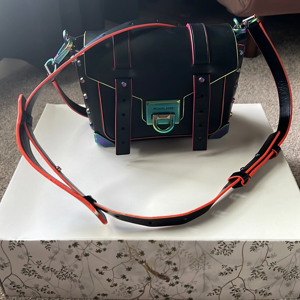 MICHAEL KORS MANHATTAN SMALL NEON COLORED CROSSBODY